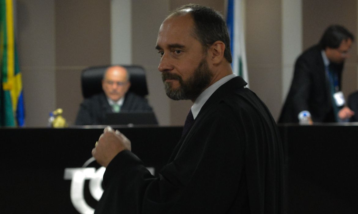 Brasília - O advogado-geral da União, Luís Inácio Adams durante sessão do TCU que analisa as contas do governo de 2014 (Valter Campanato/Agência Brasil)