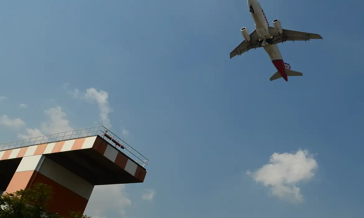 Avião decola no aeroporto de Congonhas.
