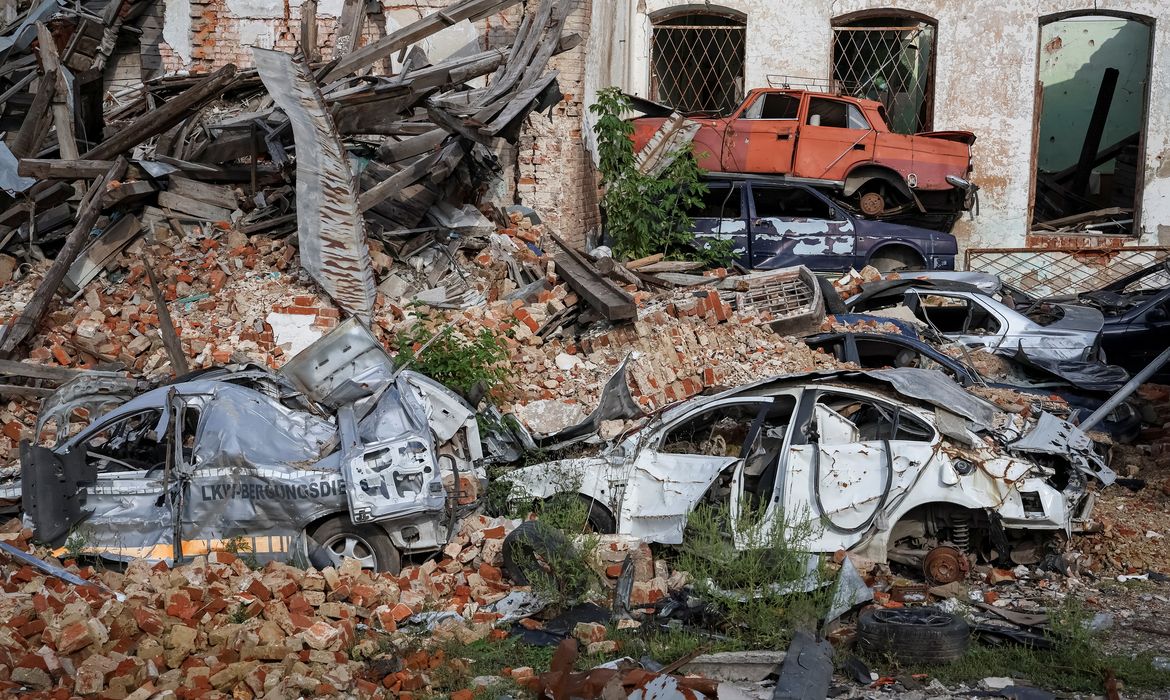 Carros destruídos na cidade de Izium, na Ucrânia