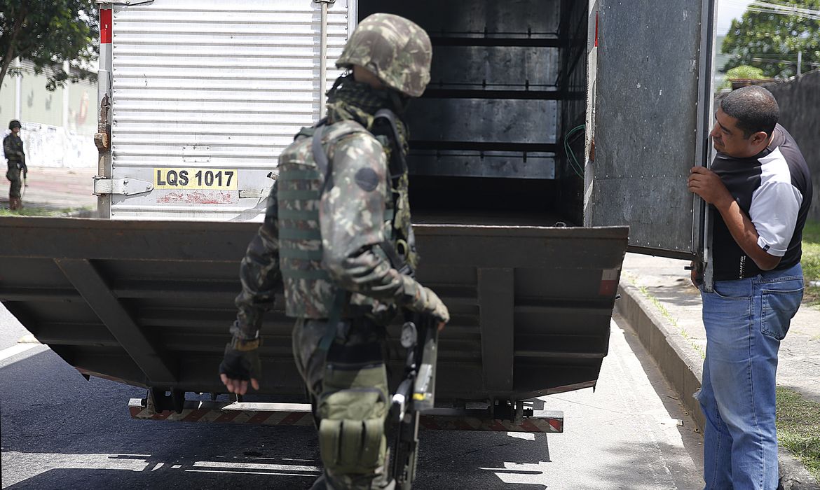 Rio de Janeiro -  Militares das Forças Armadas voltaram hoje (1º) às vias expressas e rodovias do Rio de Janeiro para mais uma ação de combate à criminalidade. (Tânia Rêgo/Agência Brasil)