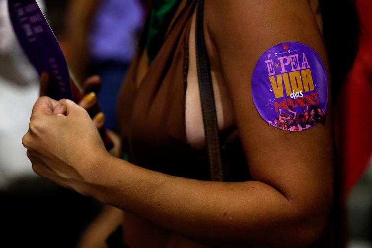 Rio de Janeiro (RJ), 10/03/2025 - Dezenas de mulheres, coletivos e sindicatos de classe participaram da marcha do Dia Internacional da Mulher, celebrado no último sábado (8), no centro da cidade.  Foto: Tânia Rêgo/Agência Brasil