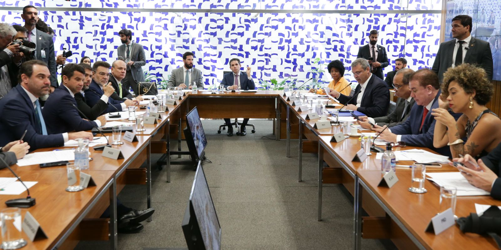 Oposição articula anistia; base aliada fala em inconstitucionalidade