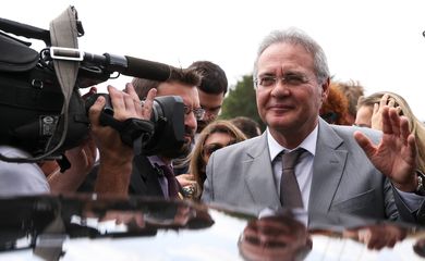 Brasília - O presidente do Senado, Renan Calheiros, fala à imprensa após reunião com a presidente afastada Dilma Rousseff, no Palácio do Alvorada (Marcelo Camargo/Agência Brasil)