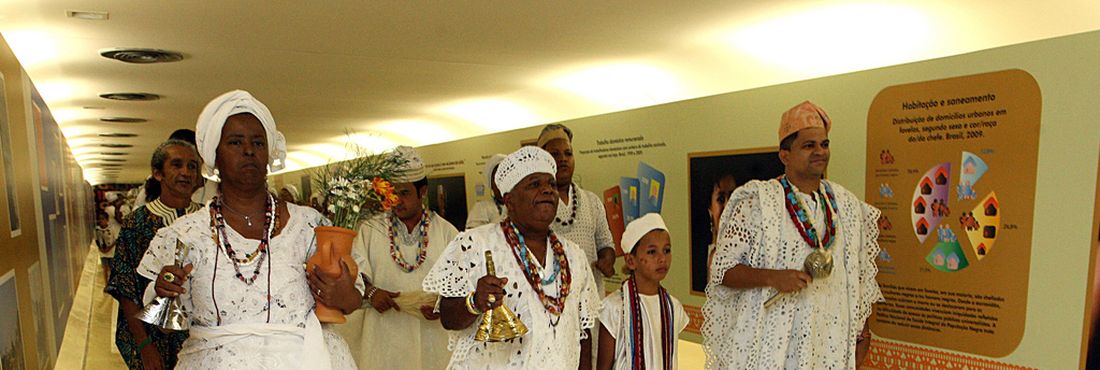 O ministro da Saúde Alexandre Padilha participa do lançamento da exposição “Igualdade Racial no SUS é pra valer”. A mostra está montada (20 de novembro de 2012) no túnel que liga a sede do Ministério da Saúde, em Brasília.