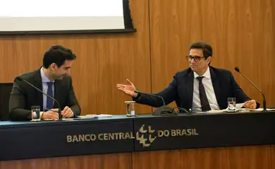 Brasília (DF) 19/12/2024 – O presidente interino do Banco Central, Gabriel Galípolo durante apresentação do relatório de Inflação do 4º trimestre, ao seu lado Roberto Campos Neto
Foto: Jose Cruz/Agência Brasil