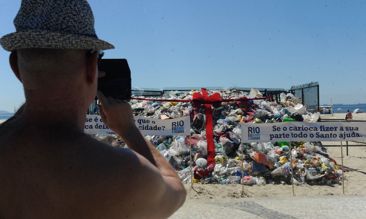 Rio de Janeiro - Rio de Janeiro- Uma montanha de 40 toneladas de lixo foi exposta pela Companhia Municipal de Limpeza Urbana (Comlurb) na Praia de Copacabana, para mostrar à população eaos visitantes do Rio todo o resíduo que foi recolhido