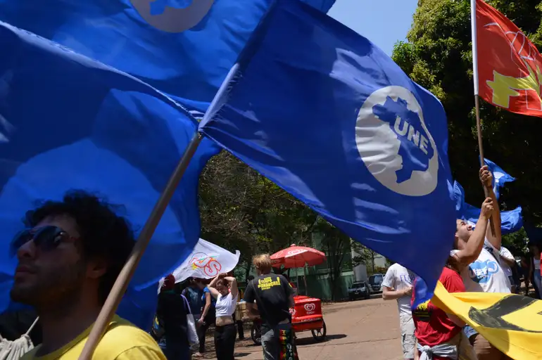 Brasília - União Nacional dos Estudantes (UNE) faz passeata contra o ajuste fiscal do governo federal e os recentes cortes nas áreas sociais do país, em especial na educação (Elza Fiúza/Agência Brasil)