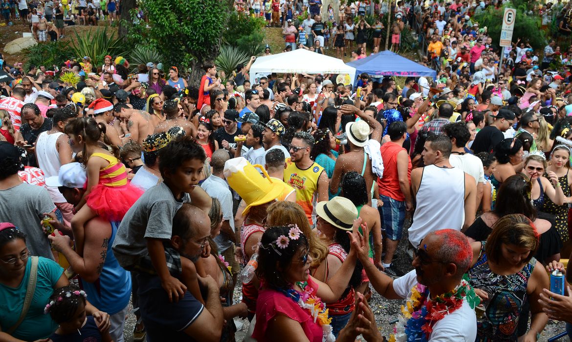 São Paulo - Desfile do bloco Urubó, que resgata as marchinhas de carnaval, no Largo da Matriz de Nossa Senhora do Ó  (Rovena Rosa/Agência Brasil)