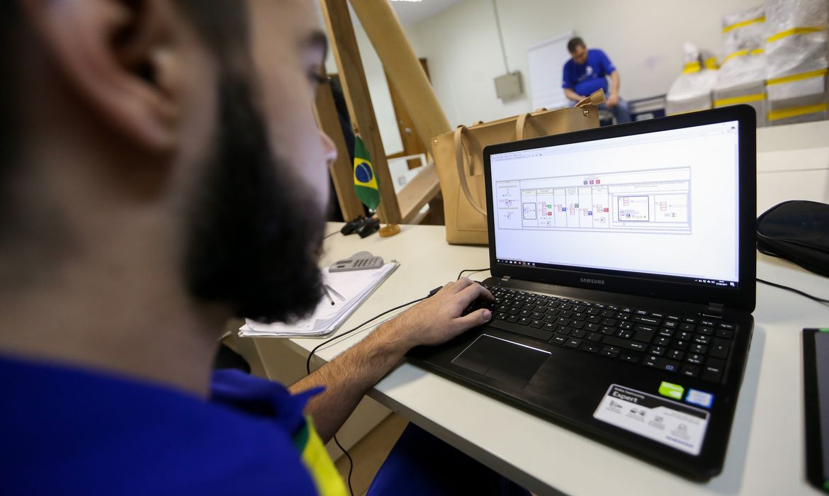 Brasília - Estudantes do ensino profissionalizante que participarão do WorldSkills 2017 se preparam para a competição no Centro de Treinamento do Senai-DF (Marcelo Camargo/Agência Brasil).