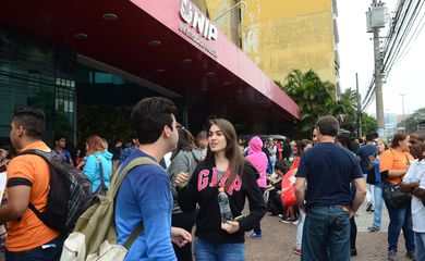 São Paulo - Estudantes chegam à Universidade Paulista (Unip) para fazer as provas do Exame Nacional do Ensino Médio (Enem), em Vergueiro, zona sul.(Rovena Rosa/Agência Brasil)