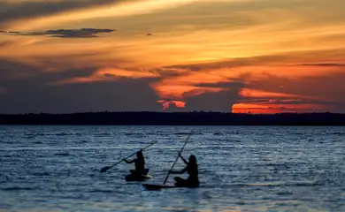 Manaus, AM 06/07/2024 Cenas da Amazônia. Por do sol no Rio Negro  Foto: Fabio Rodrigues-Pozzebom