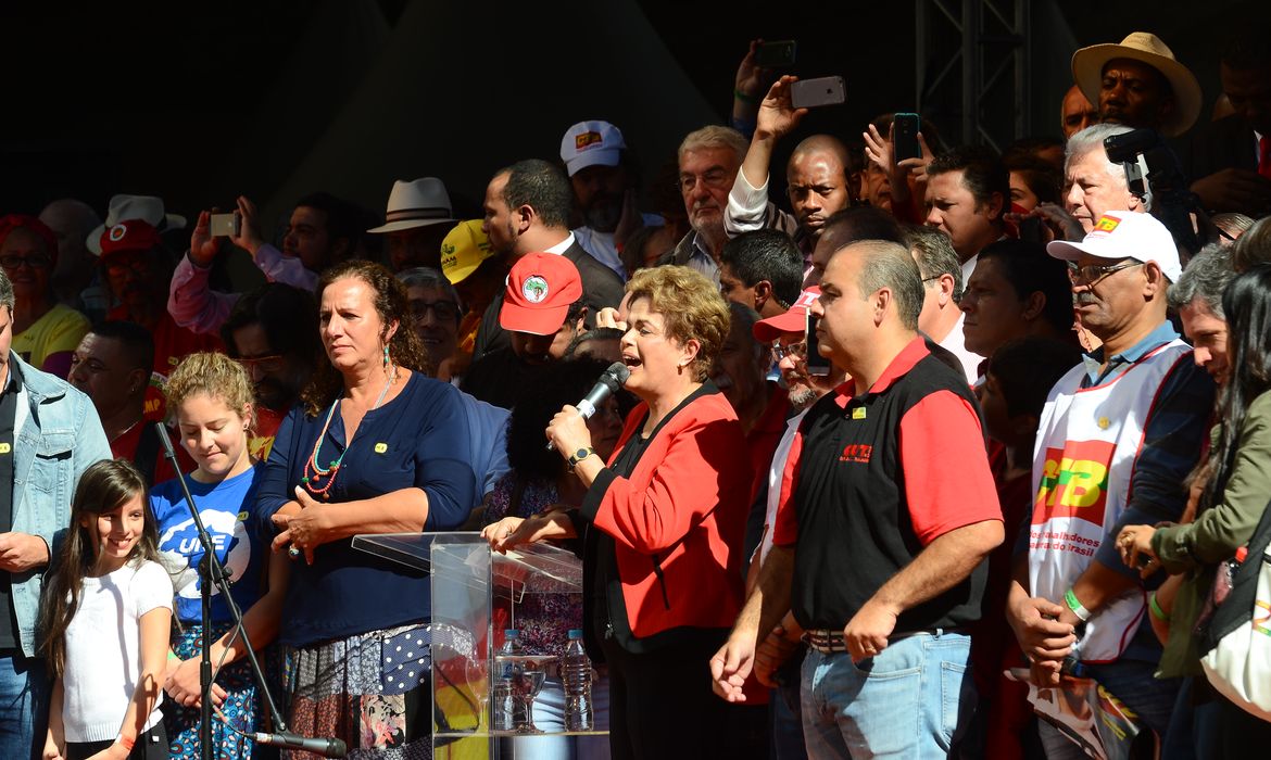 São Paulo - Dilma discursa em ato organizado pela CUT, no Vale do Anhangabaú, para celebrar o Dia Mundial do Trabalho (Rovena Rosa/Agência Brasil)