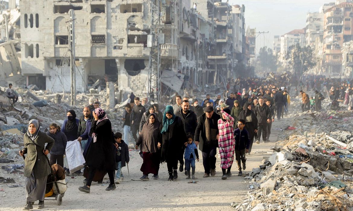 Displaced Palestinians make their way past rubble, as they attempt to return to their homes, following a delay in the ceasefire between Israel and Hamas over the hostage list, in the northern Gaza Strip, January 19, 2025. REUTERS/Khalil Ramzi     TPX IMAGES OF THE DAY