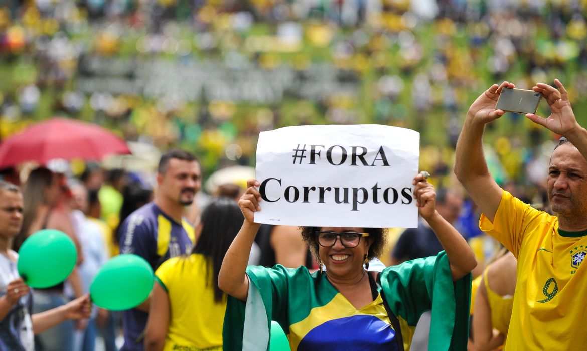 A manifestação contra o governo e a corrupção na Esplanda dos Ministérios ( Marcello Casal Jr/Agência Brasil)