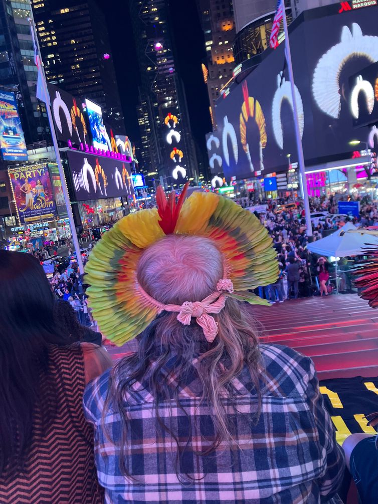 Beptuk Hokrit Metuktire/Instituto Raoni Cacique Raoni assiste dominação dos telões da Times Square em campanha All Amazonia do BB. Foto: Beptuk Hokrit Metuktire/Instituto Raoni