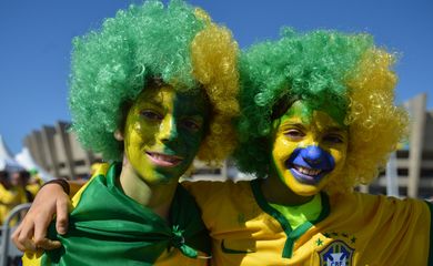 Antes mesmo da abertura dos portões, muitos torcedores já faziam a festa na frente do Estádio Mineirão, em Belo Horizonte. (Marcello Casal Jr/Agência Brasil)