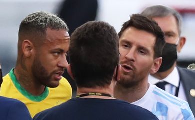 Messi e Neymar durante paralisação de jogo Brasil x Argentina pelas eliminatórias da Copa em São Paulo