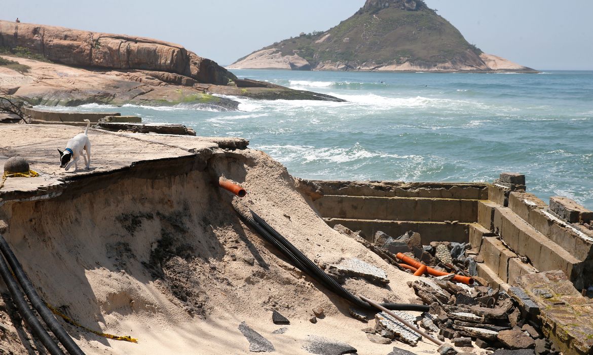 Rio de Janeiro - A força da água provocou o desabamento de mais um trecho do calçadão na Praia da Macumba, zona oeste do Rio de Janeiro, desmoronando a ciclovia situada sob a calçada (Tânia Rêgo/Agência Brasil)