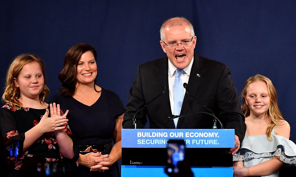 O primeiro-ministro da Austrália, Scott Morrison, com a esposa Jenny, os filhos Abbey e Lily depois de vencer as eleições gerais deste sábado (18) na Austrália