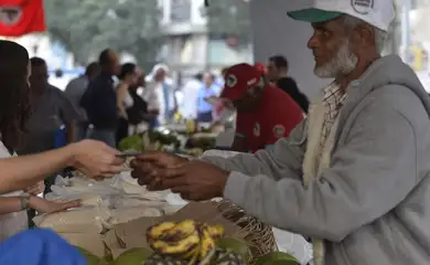 Rio de Janeiro -   O Movimento dos Trabalhadores Rurais Sem Terra (MST) realiza hoje e amanhã (25), no Largo da Carioca, no centro do Rio,a V Feira Estadual da Reforma Agrária Cícero Guedes. Na feira são comercializados frutas, verduras,