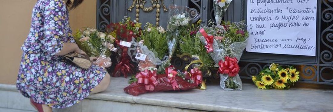 Pernambucanos depositam flores e cartazes com mensagens carinhosas ao ex-governador e presidenciável Eduardo Campos, que faleceu na última quarta (13)