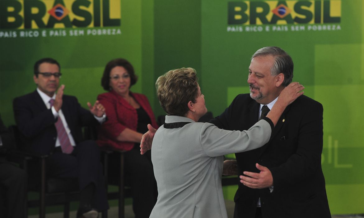 Brasília - Cerimônia de posse dos novos ministros da Secretaria de Relações Institucionais, Ricardo Berzoini, e da Secretaria de Direitos Humanos da Presidência da República Ideli Salvatti (Antônio Cruz/Agência Brasil)