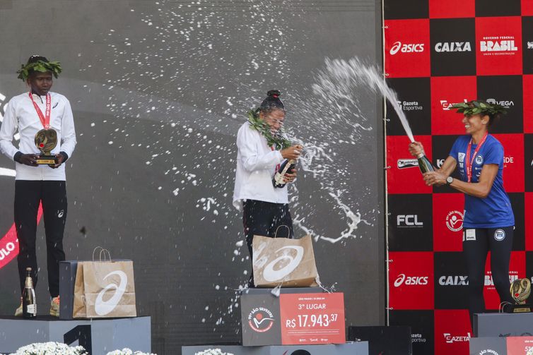 Paulo Pinto/Agência Brasil São Paulo (SP), 31/12/2024 - Podio feminino, 1º lugar: Agnes Keino (Quênia) (e), 3º lugar: Núbia de Oliveira (Brasil) (c) e 5º lugar: Tatiane Raquel da Silva (Brasil) (d) após 99ª Corrida Internacional da São Silvestre. A tradicional corrida de rua tem expectativa de receber cerca de 37.500 corredores, público recorde.
O percurso da São Silvestre tem largada na Avenida Paulista (entre as ruas Frei Caneca e Augusta), vai até o Centro histórico e volta para a Paulista pela subida da Avenida Brigadeiro Luiz Antônio - difíceis quilômetros finais. Acaba em frente ao prédio da Fundação Cásper Líbero.
Foto: Paulo Pinto/Agência Brasil