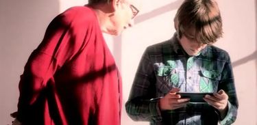 Cena do documentário Vivendo com Autismo