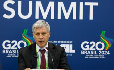 Rio de Janeiro (RJ) 18/11/2024 - O ministro do Desenvolvimento Agrário e Agricultura Familiar, Paulo Teixeira, fala à imprensa na 19° Reunião de Cúpula do G20, no Museu de Arte Moderna. Foto: Fernando Frazão/Agência Brasil