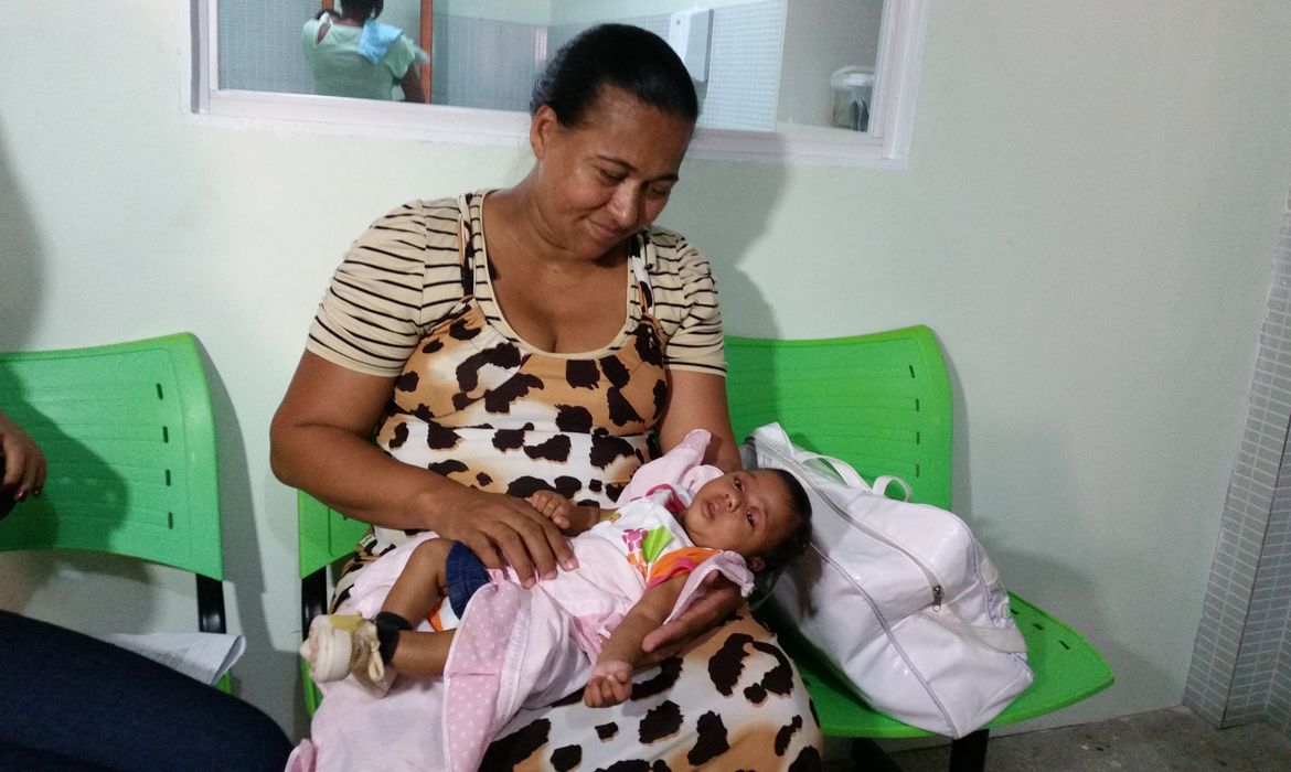 Gleide Moreira e sua filha Esther de 3 meses que nasceu com microcefalia