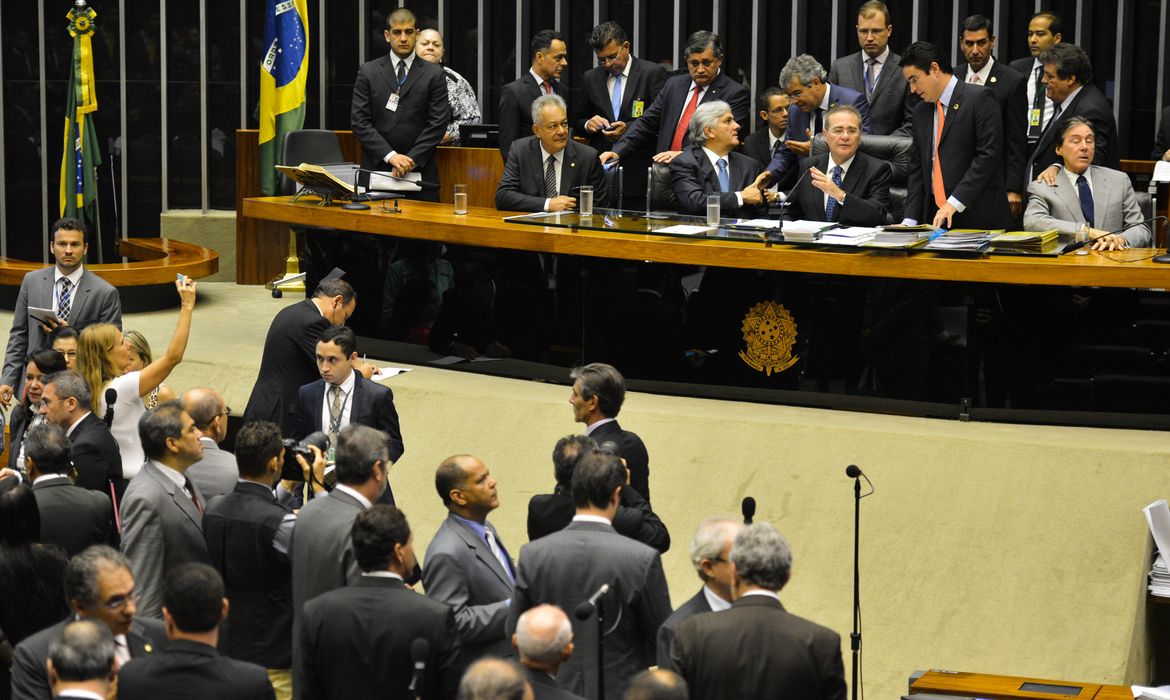 Brasília - O presidente do Congresso, senador Renan Calheiros, durante sessão conjunta destinada a analisar e votar vetos (José Cruz/Agência Brasil)