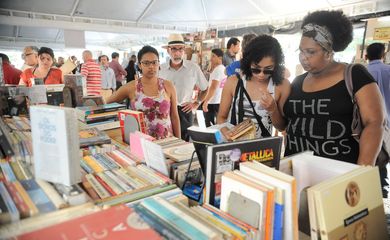 A tradicional e popular Feira de Livros, realizada de forma itinerante em várias praças da cidade do Rio de Janeiro, está comemorando 60 anos, com uma edição especial no Largo da Carioca (Fernando Frazão/Agência Brasil)