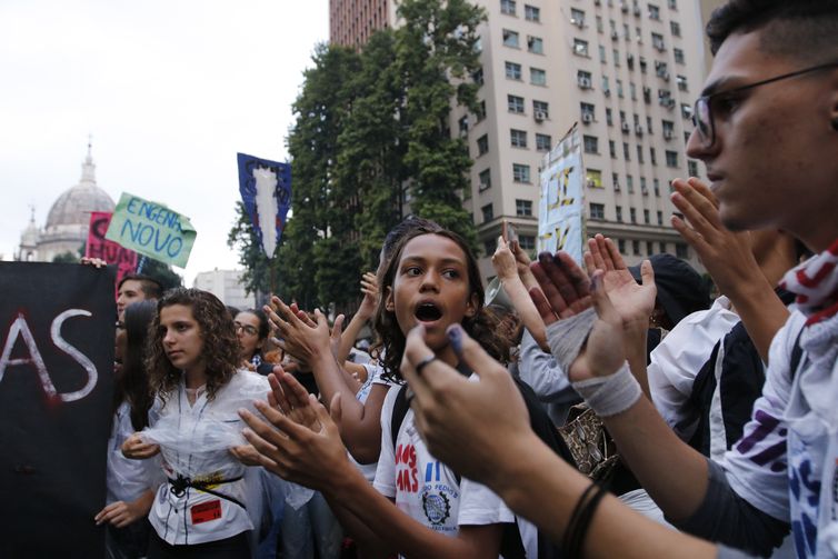 Estudantes e professores de institutos federais e universidades fazem manifestação na Avenida Presidente Vargas em protesto contra o bloqueio de verbas da educação.
