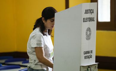 Niterói (RJ), 27/10/2024 – Eleitores votam na 71ª Zona Eleitoral, no Colégio Liceu Nilo Peçanha, no centro de Niterói. Foto: Tomaz Silva/Agência Brasil