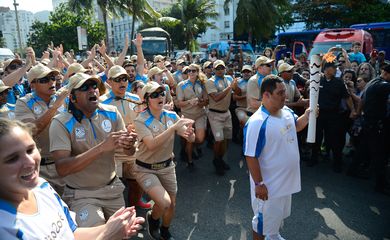 Rio de Janeiro - O nadador Thiago Borges encerra o revezamento da Tocha Paralimpíca Rio 2016  na orla de Copacabana (Fernando Frazão/Agência Brasil)