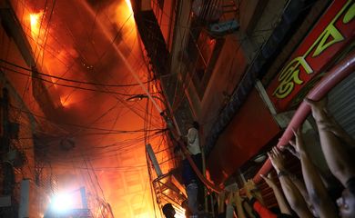 Uma visão de uma cena de um incêndio que eclodiu em um armazém de produtos químicos em Daca, Bangladesh, 20 de fevereiro de 2019. REUTERS / Mohammad Ponir Hossain