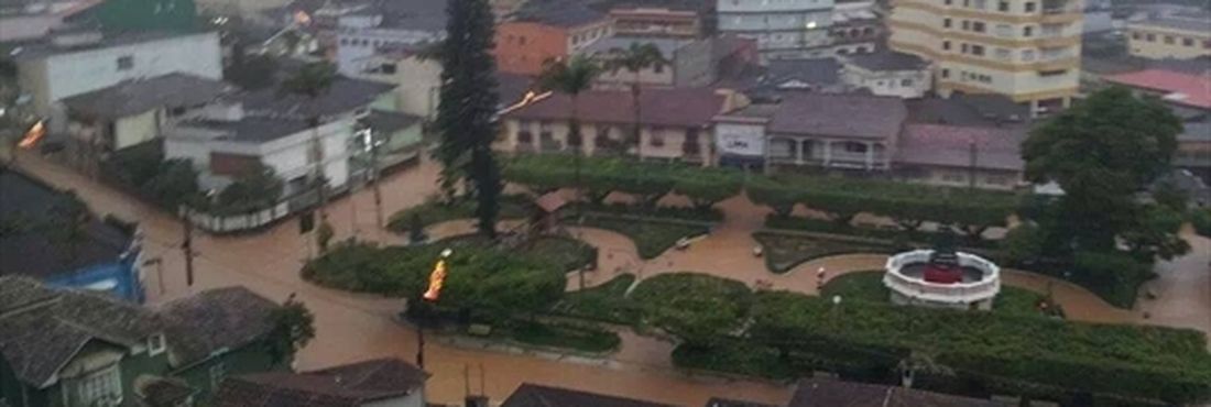 A Defesa Civil nacional reconheceu nesta terça (24/12) situação de emergência em 45 municípios capixabas, entre eles a capital do estado, Vitória