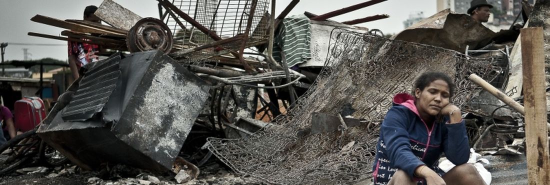 Moradores tentam recuperar seus pertences e reconstruir suas casas na favela Fazendinha, zona leste da capital paulista. Um incêndio na última quarta-feira (14) deixou cerca de 250 barracos destruídos e aproximadamente 400 famílias desalojadas.