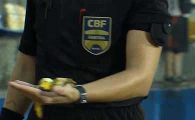Porto Alegre (RS) 31/03/2025 - Juiz mostra banana jogada dentro de campo durante partida entre Inter e Sport vlida pelo Campeonato Brasileiro Feminino de Futebol. Frame TV Brasil