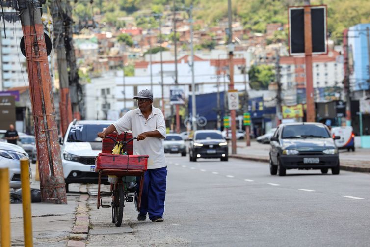Rio de Janeiro (RJ), 14/01/2026 – A avenida Intendente Magalhães, em Madureira, na zona norte do Rio, via com grande trecho sem árvores grandes. Foto: Tomaz Silva/Agência Brasil