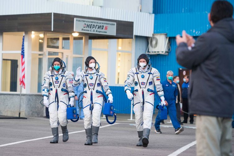 Os membros da tripulação da Estação Espacial Internacional (ISS) caminham para partir para a plataforma de lançamento no Cosmódromo de Baikonur