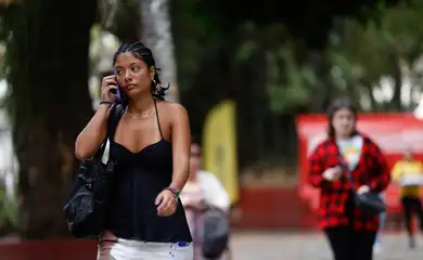 Rio de Janeiro(RJ), 10/11/2024 - Primeiros estudantes deixam o local de prova no segundo dia do Exame Nacional do Ensino Médio (Enem) 2024, na universidade UNINASSAU, no Flamengo, zona sul da cidade.  Foto: Tânia Rêgo/Agência Brasil