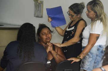 Luciana dos Santos Nogueira, mulher de Edvaldo dos Santos Rosa, músico, morto em uma operação do Exército, em Guadalupe, comparece ao Instituto Médico Legal (IML) para liberar o corpo.