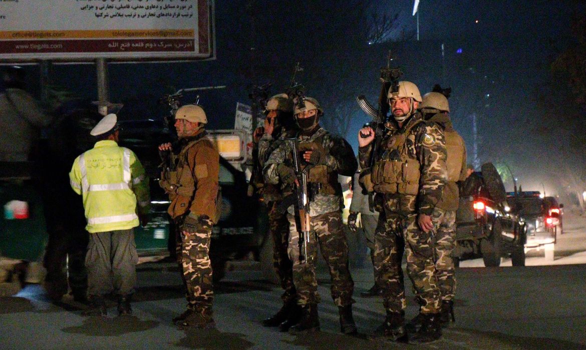 Homens das forças de segurança do Afeganistão chegam ao bairro onde fica a Embaixada da Espanha, em Cabul. A representação diplomática foi alvo de um atentado com um carro-bomba, cuja autoria foi reivindicada por militantes talibãs