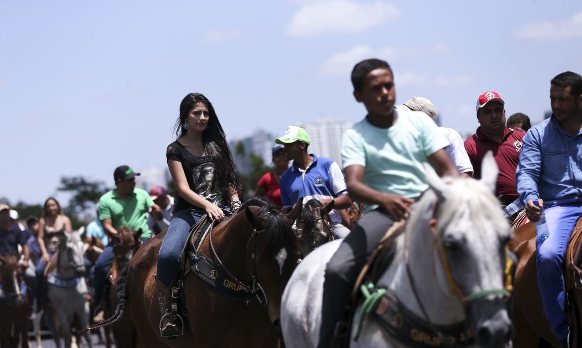 Brasília - Vaqueiros  protestam, na Esplanada dos Ministérios, contra a proibição da vaquejada. (Marcelo Camargo/Agência Brasil)