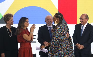 O presidente Luiz Inácio Lula da Silva, participa da cerimônia de posse da ministra da Igualdade Racial, Anielle Franco, no Palácio do Planalto