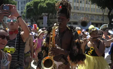 Rio de Janeiro - Foliões agitam o bloco de rua Cordão do Boitatá no centro do Rio (Tomaz Silva/Agência Brasil)