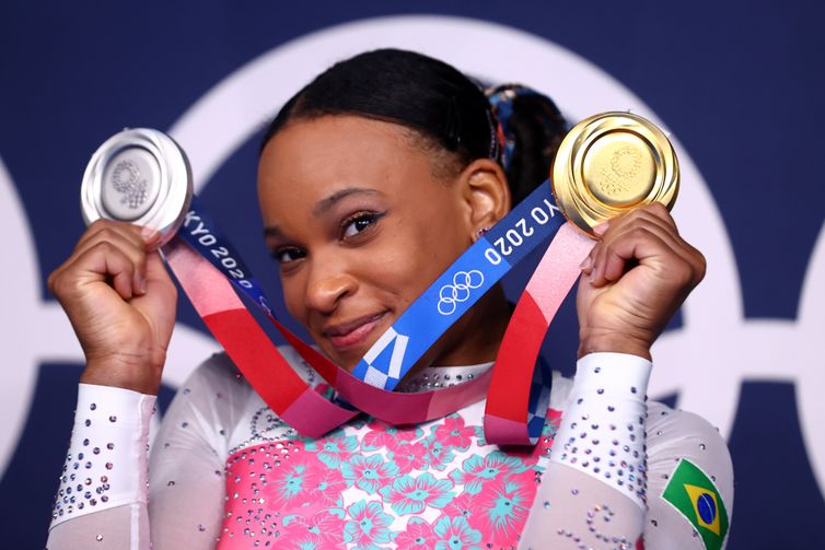 Rebeca Andrade segura medalhas de prata e de ouro que conquistou na Olimpíada de Tóquio - ginasta