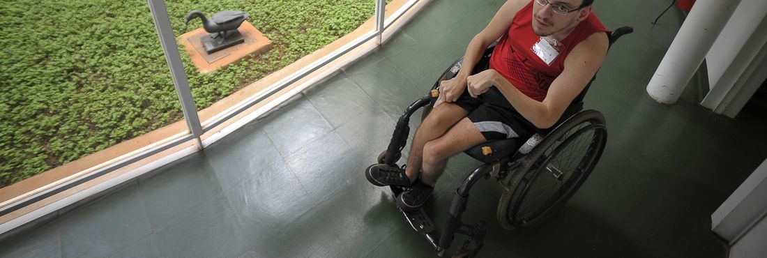 Luiz Antônio Garcia, calouro da UnB, sofre de uma paralisia cerebral. Ele precisa de estrutura adaptada para acompanhar as aulas