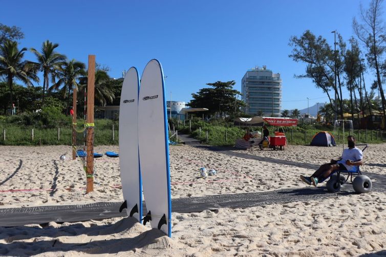 Projeto no Recreio oferece aulas de surfe e vôlei sentado